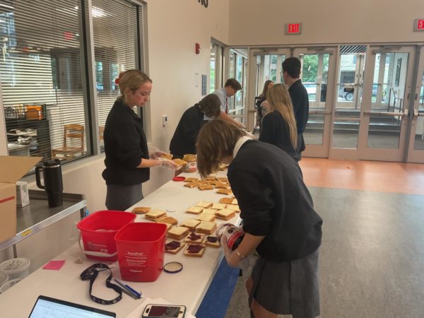 Student volunteers make PB&J’s for Emmaus