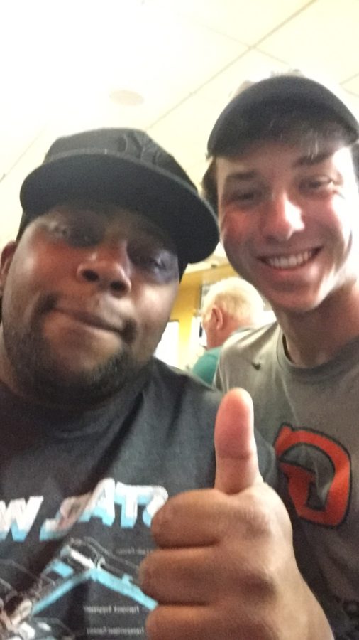 SNLs Kenan Thompson poses for a photo with junior editor Brian Buseck